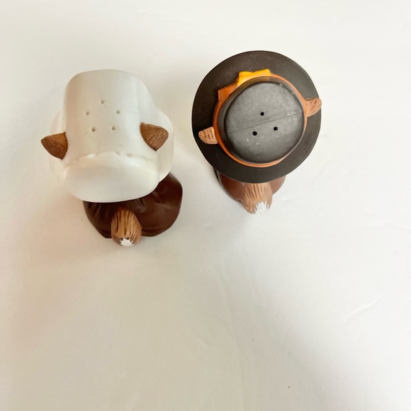 Thanksgiving Holiday Chipmunk salt and pepper shakers - Picture 2 of 11